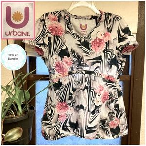 Scrub top M ($2 if bundled) by Urbane. Super cool black/white/pink print.